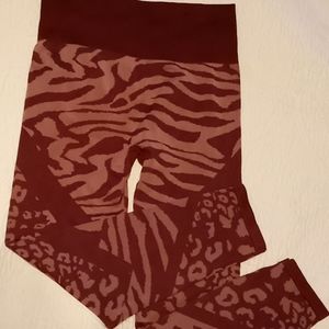 Xersion Burgundy Print Legging Size Lg